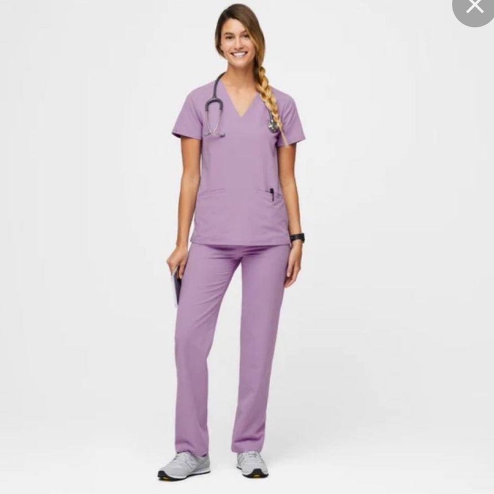 Figs Women's Lavender Scrub Set
